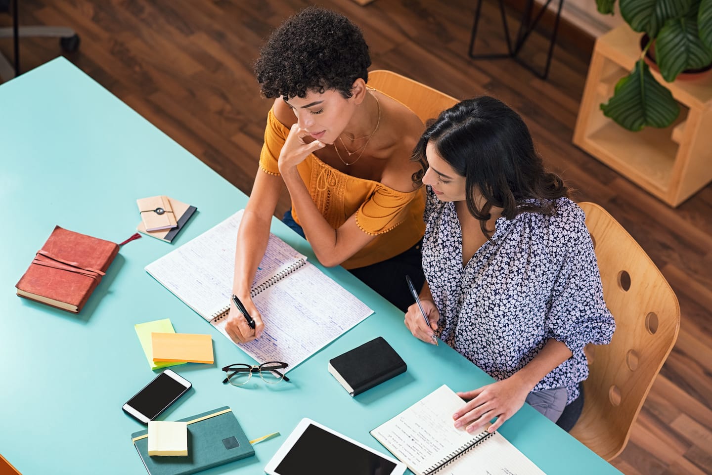 Student friends studying together unchr5e | brainchamptech